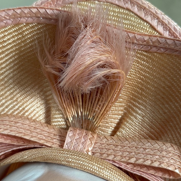 BEWITCHING 1960s\' GOLD COLOR STRAW + PINK EDGING, UPTURNED BRIM + CURLY FEATHERS main image 10